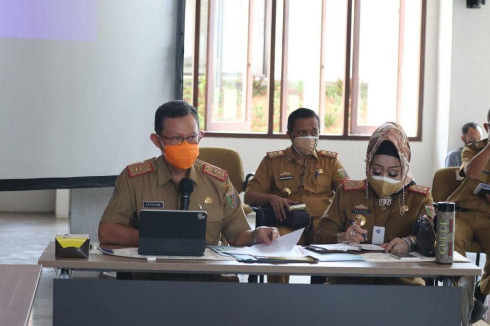 Sekdaprov Lampung Fahrizal Darminto (kiri) gelar Rapat Teknis bersama distributor oksigen medis, Senin (26/7/2021). (IDN Times/Istimewa).