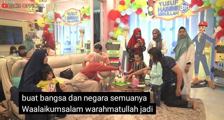 Yusuf Habibie potong kue ulang tahun (youtube.com/RICIS OFFICIAL)