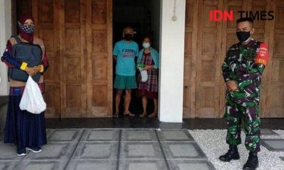 Petugas Babinsa mengantar obat dari puskesmas kepada warga yang menjalani isoman di rumah.(IDN Times/Istimewa)