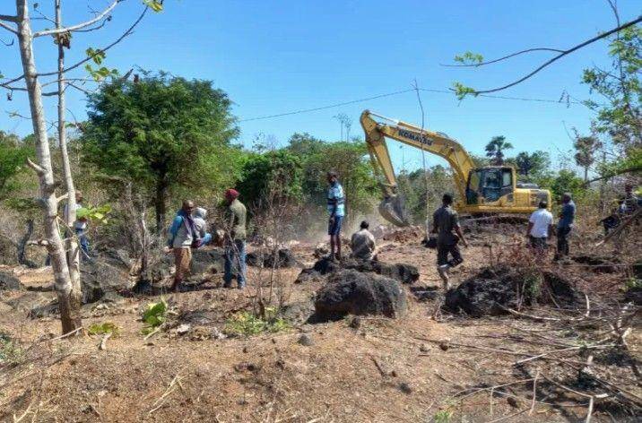 Satu unit alat berat sedang membersihkan lahan yang akan dijadikan area pemakaman di Kupang, Nusa Tenggara Timur (NTT) (ANTARA FOTO/Dok Pribadi)
