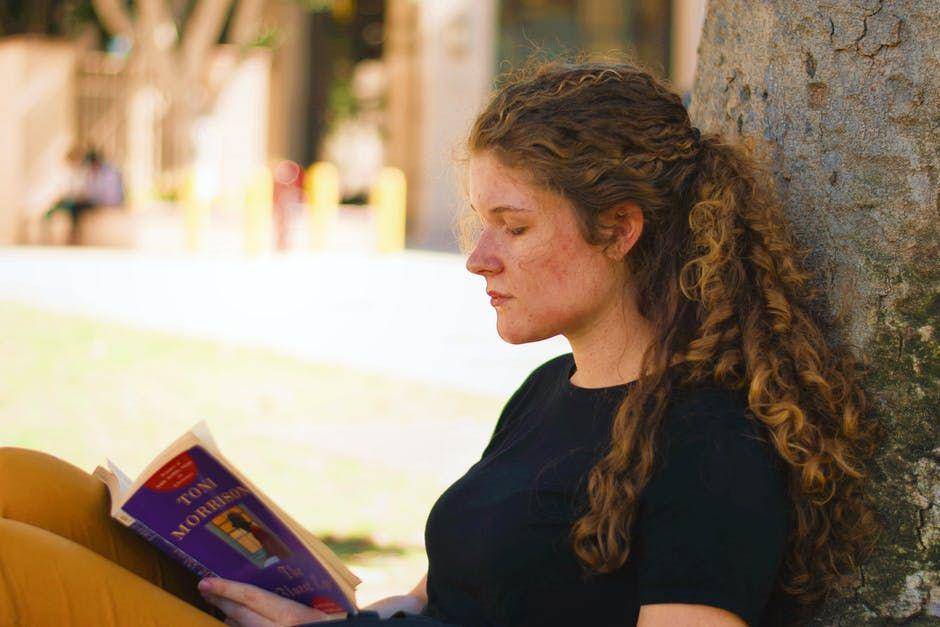 Ilustrasi membaca buku (pexels.com/victoria-herrera-747881)