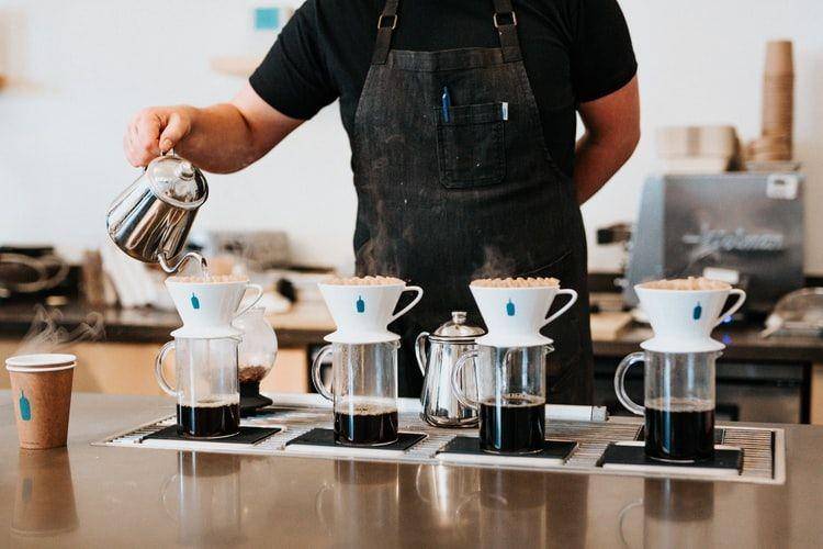 Seorang barista sedang menyajikan kopi (Unsplash/Tyler Nix)