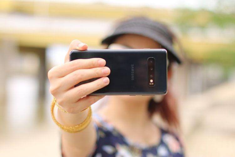 Ilustrasi selfie (unsplash.com/Cristina Zaragoza)