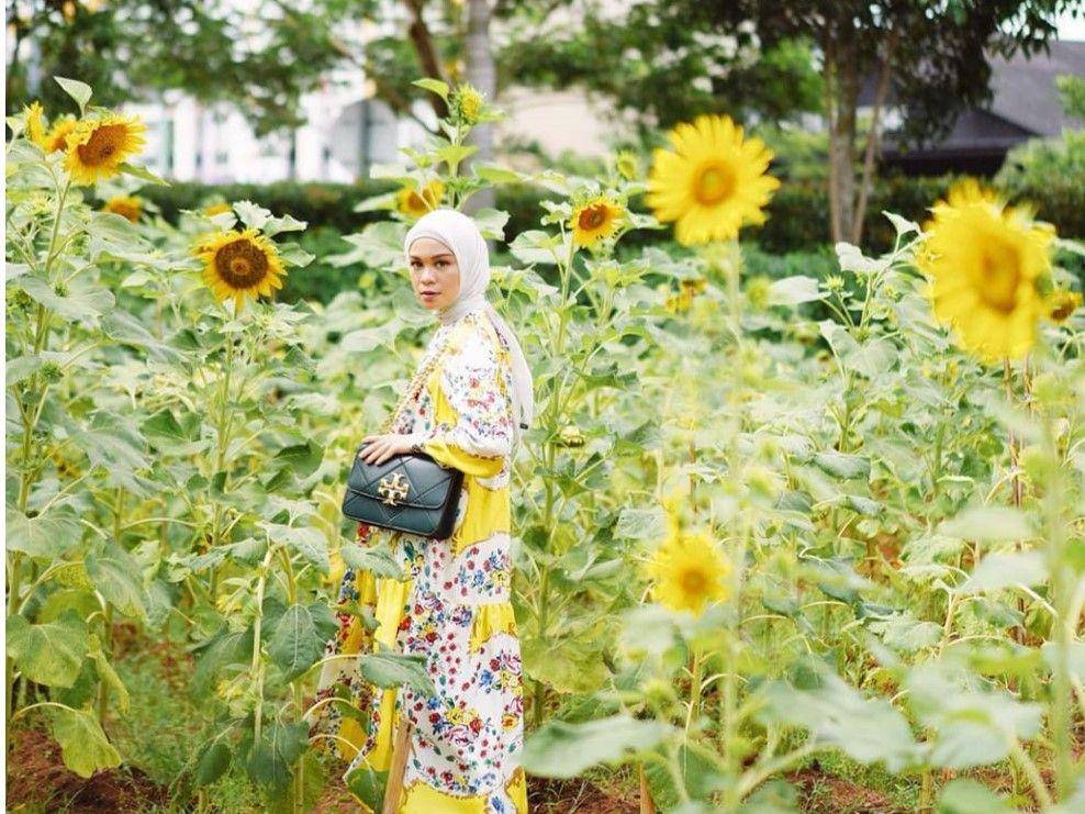 Potret Tantri Namirah berlatar bunga. (instagram.com/tantrinamirah)