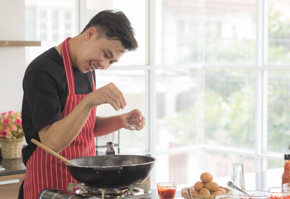 Millennial sedang memasak (Shutterstock/Supagrit Ninkaesorn)