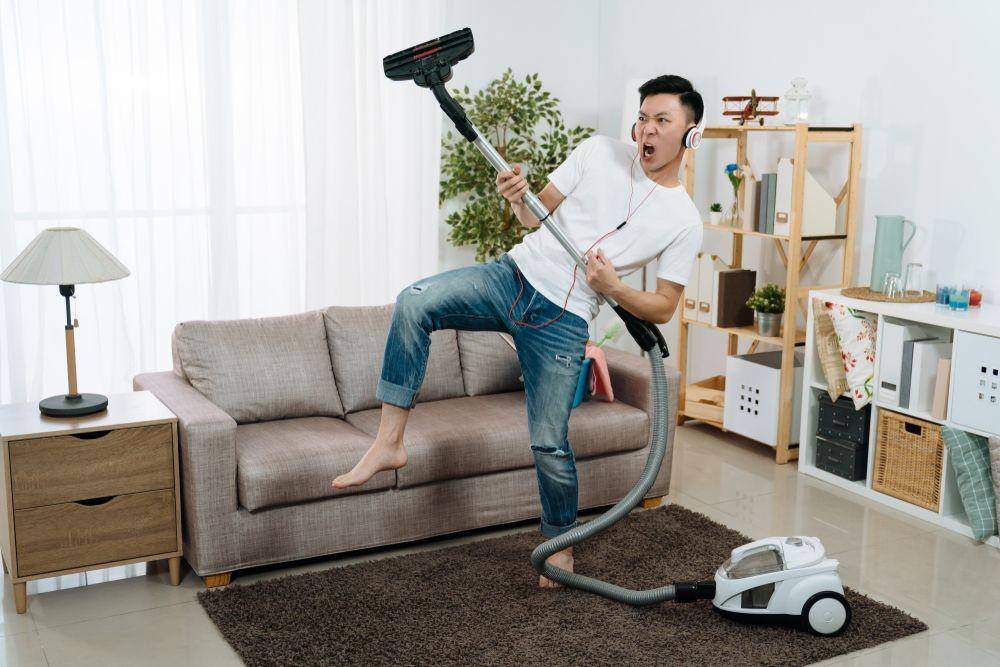 Millennial sedang bersih-bersih (Shutterstock/PR Image Factory)