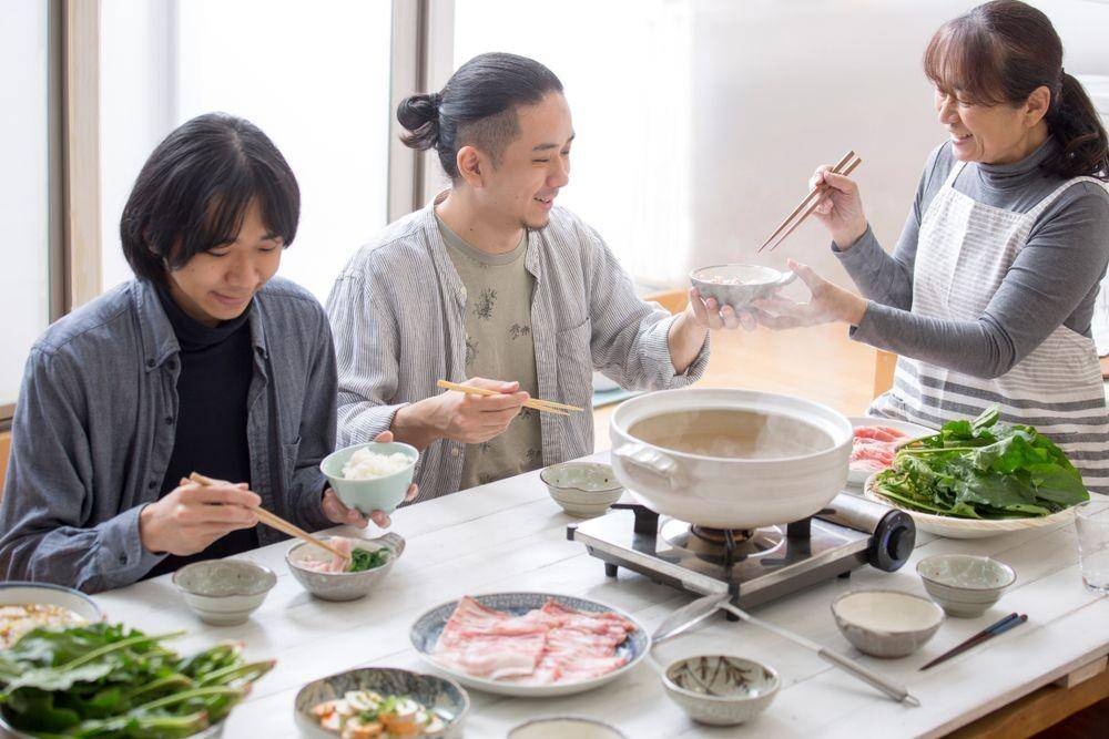 Millennial sedang masak bersama (Shutterstock/kazoka)