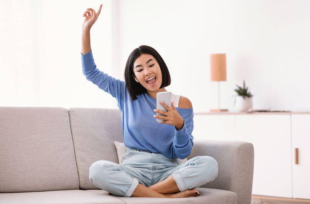 Millennial sedang santai di rumah. (Shutterstock/ Prostock-studio)