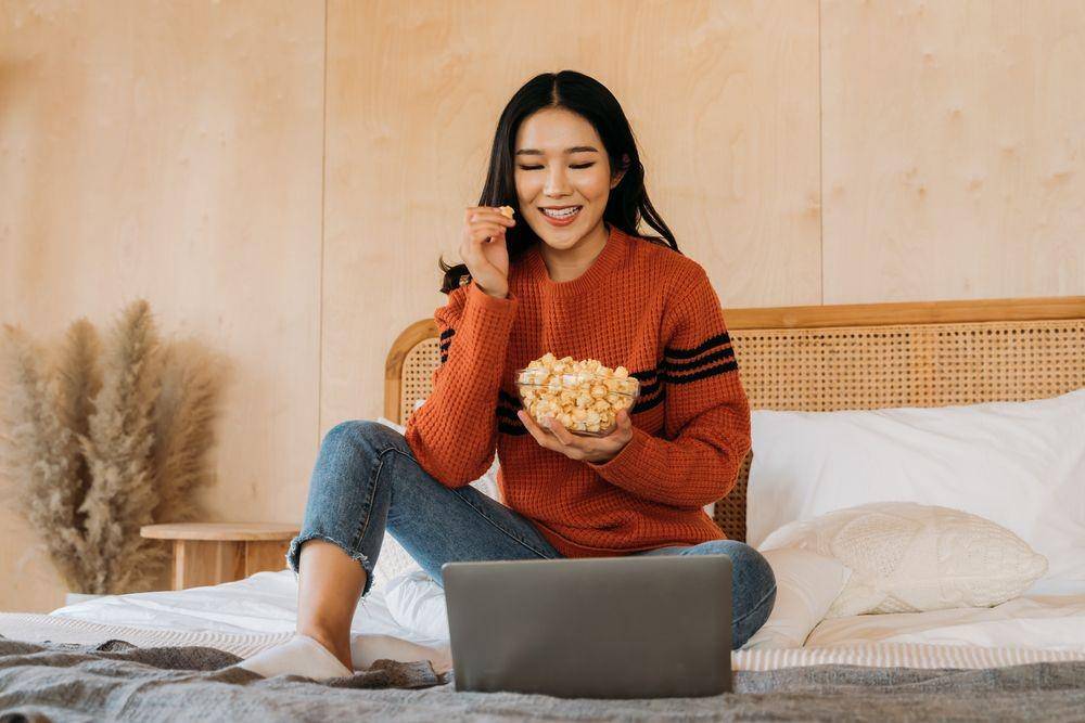 Millennial sedang nonton film (Shutterstock/Twinsterphoto)