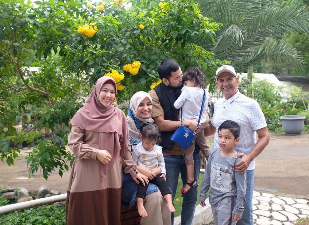 Jarang Disorot, 10 Potret Kedekatan Mark Sungkar dan Buah Hati