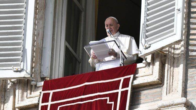 Paus Fransiskus ketika memberikan pesan Natal 2019 di Lapangan Santo Petrus. (vaticannews.va)