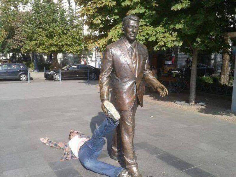 Orang Berpose dengan Patung Bikin Ngakak (twitter.com/peoplesonstatue)