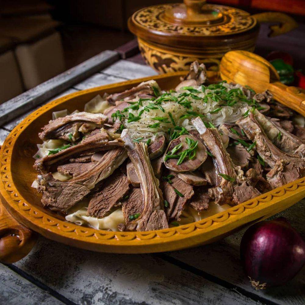 Beshbarmak, salah satu kuliner khas Kyrgyzstan (instagram.com/trip2centralasia)