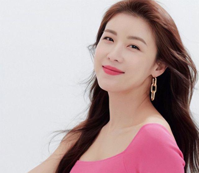 10 Bukti Ha Ji Won Menolak Tua di Usia 43, Malah Terlihat Makin Muda