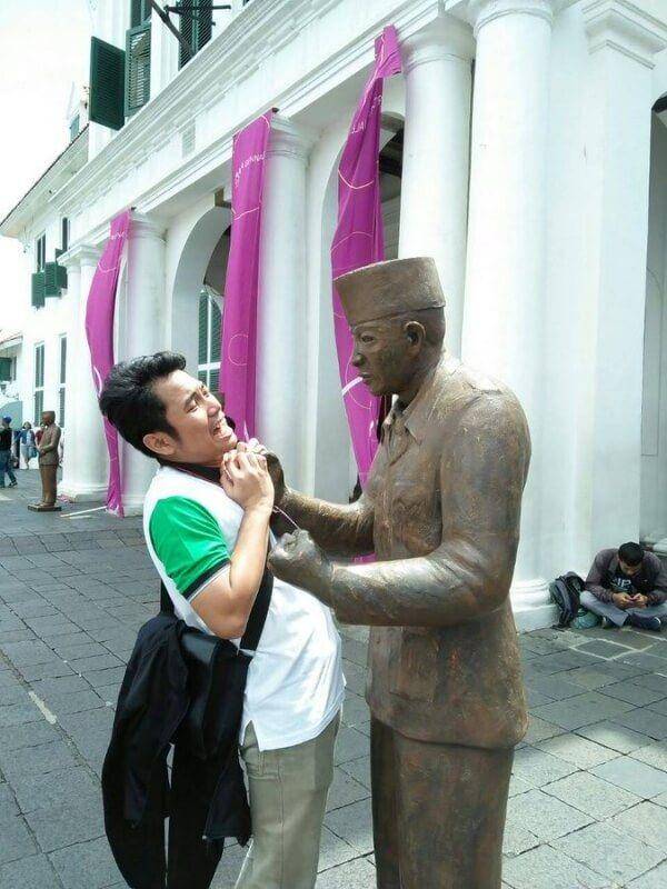 Orang Berpose dengan Patung Bikin Ngakak (twitter.com/Fardhani1)