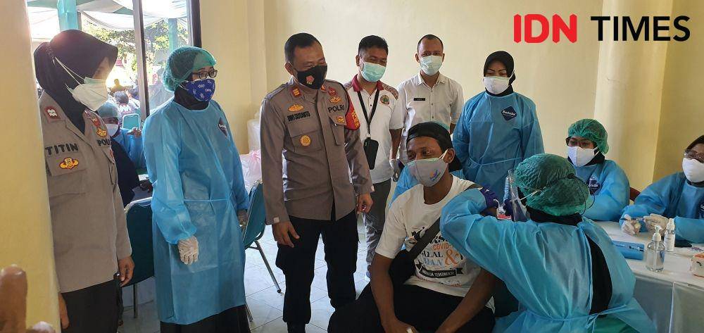 Kapolsek Bojonggede, AKP Dwi Sutanto bersama Puskesmas Bojonggede meninjau pelaksanaan vaksinasi di Masjid Al Ikhlas, Kecamatan Bojonggede, Kabupaten Bogor. (IDNTimes/Dicky)