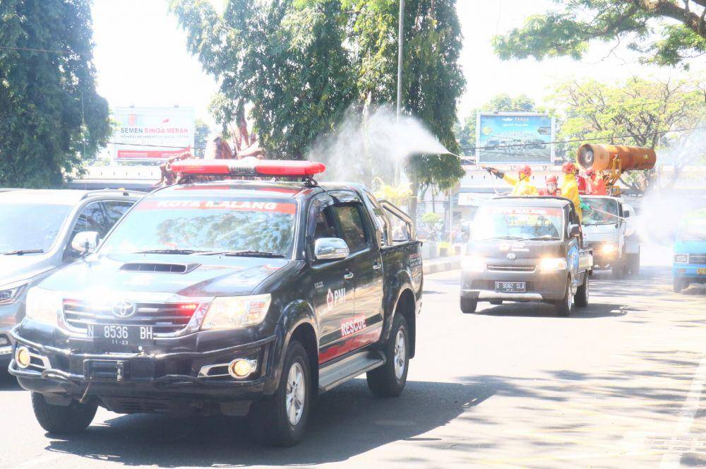 Penyemprotan disinfektan secara menyeluruh dilakukan di Kota Malang. IDN Times/Alfi Ramadana
