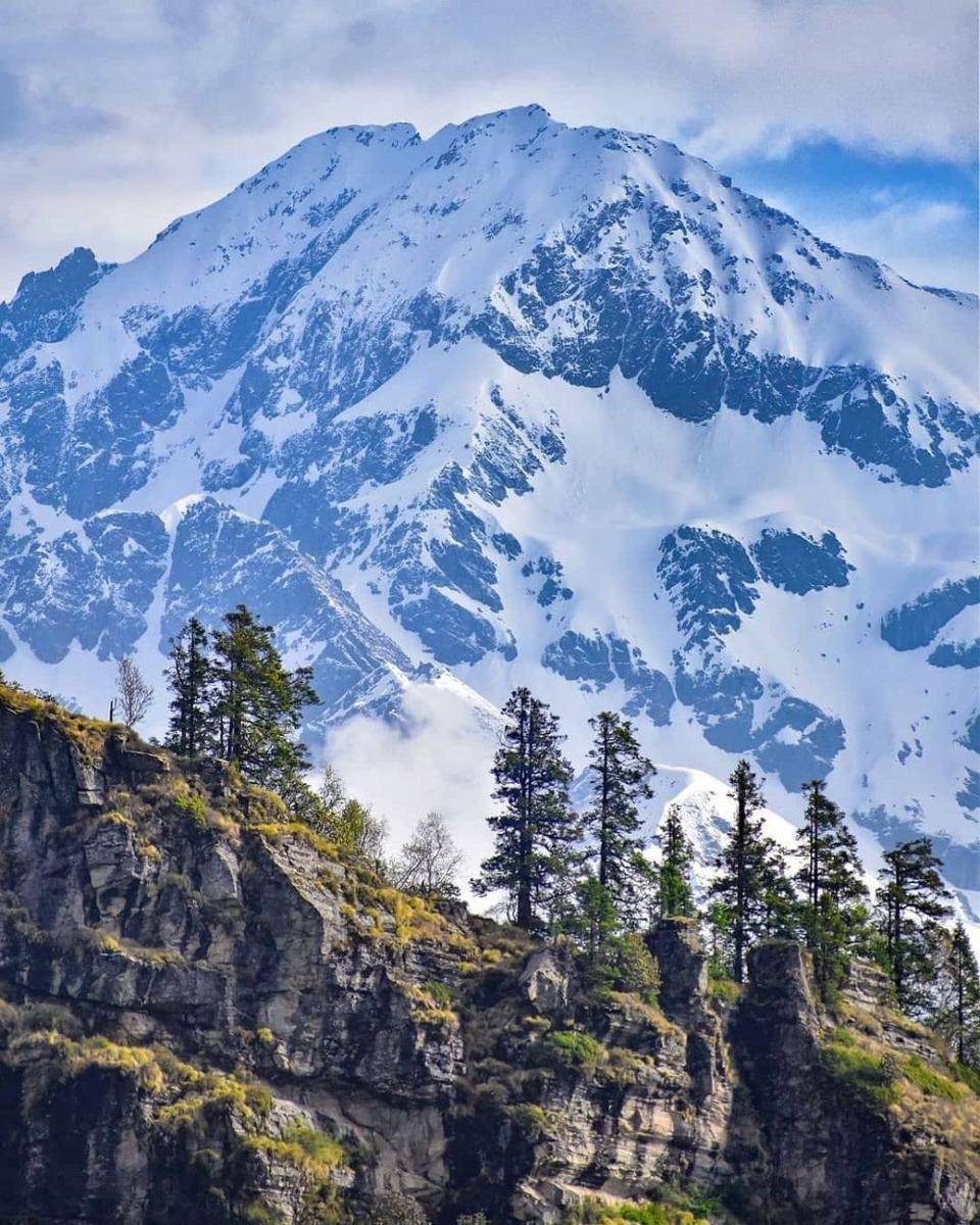 Kaliash Mountain (instagram.com/welovehimachalreals)