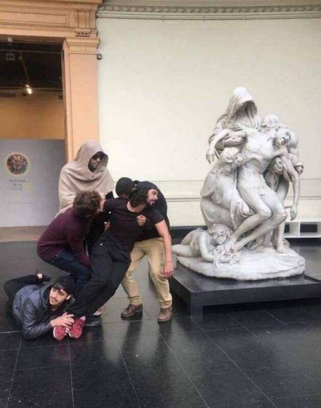 Orang Berpose dengan Patung Bikin Ngakak (twitter.com/peoplesonstatue)