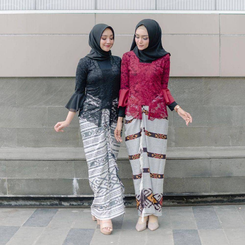 Kebaya kutubaru brokat dan kain tenun Selebgram Nurul Hikmah Febriany (instagram.com/kebayaoutfit)