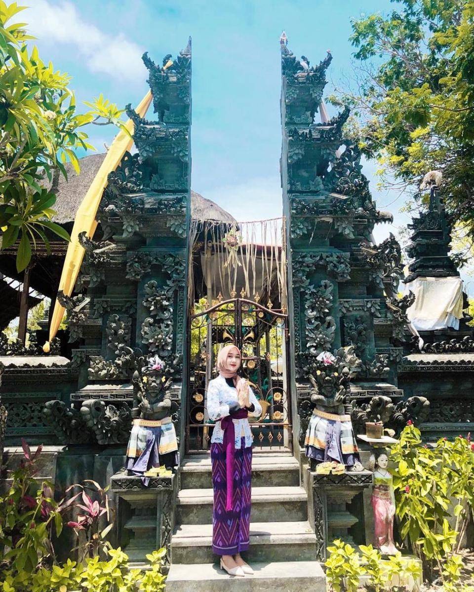 Kebaya brokat bali dan kain tenun Dian Pelangi (instagram.com/dianpelangi)