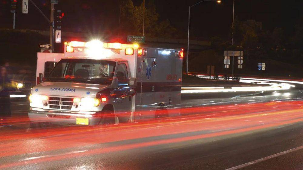 ilustrasi mobil ambulans sedang beroperasi di jalan (mentalfloss.com)