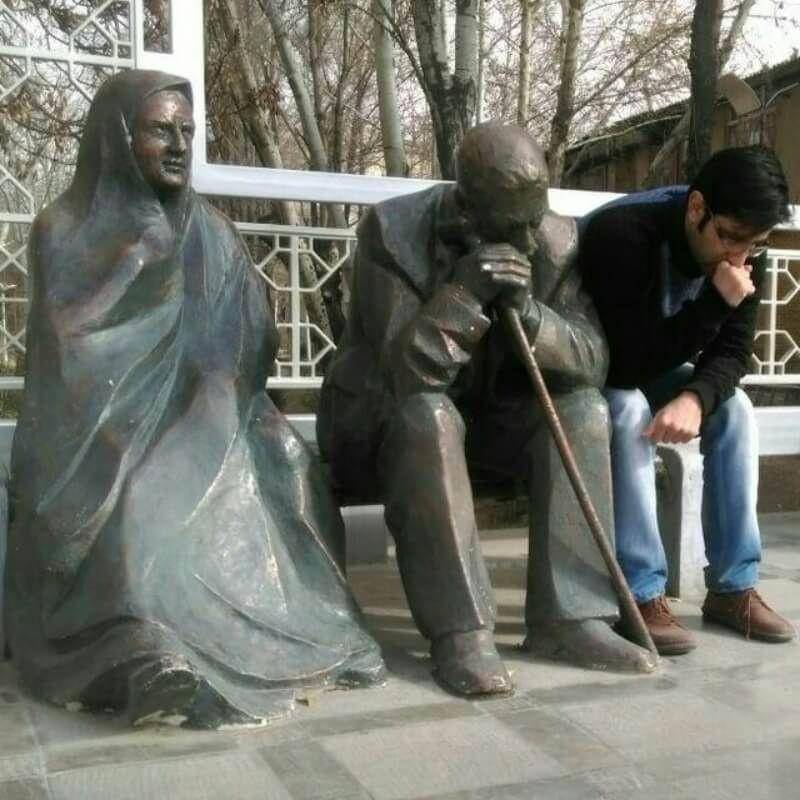 Orang Berpose dengan Patung Bikin Ngakak (twitter.com/peoplesonstatue)