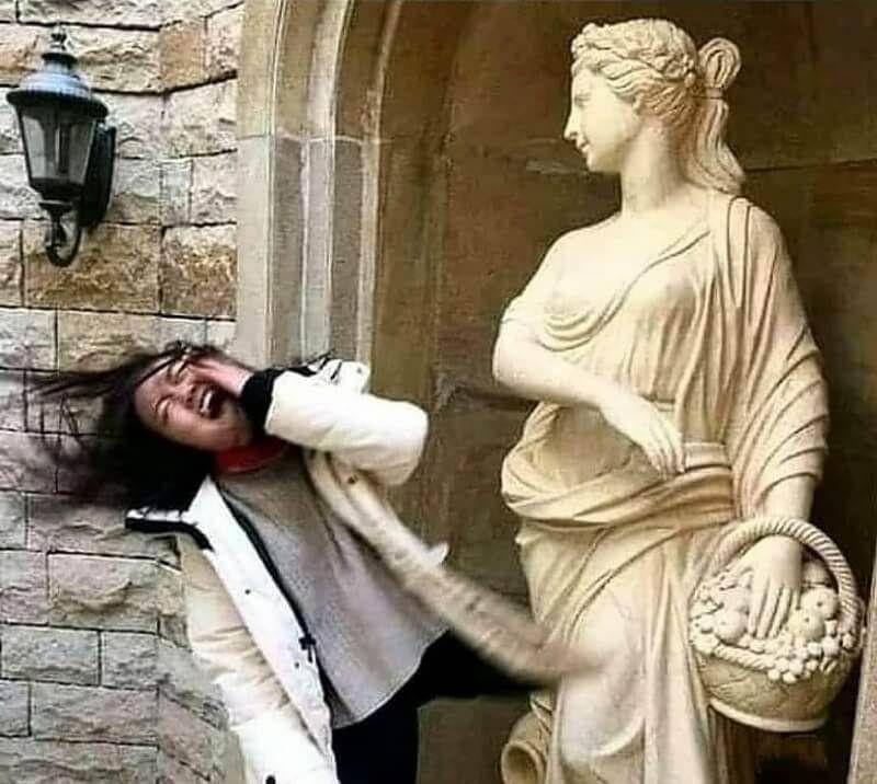 Orang Berpose dengan Patung Bikin Ngakak (twitter.com/peoplesonstatue)
