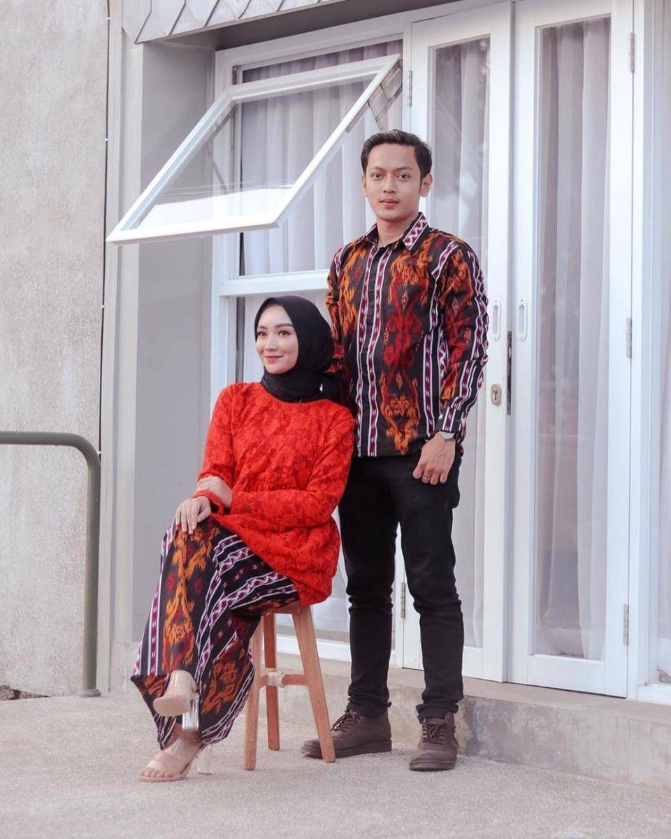 Kebaya brokat merah dan kain tenun Selebgram Nurul Hikmah Febriany (instagram.com/nurulhikmahfebriany)