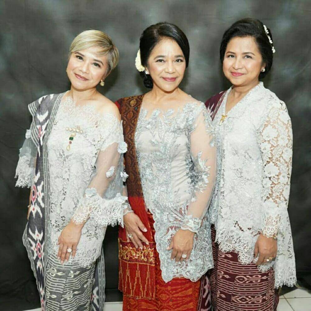 Kebaya brokat dan kain tenun Ruth Sahanaya bersaudara (instagram.com/sahanayatabitha)