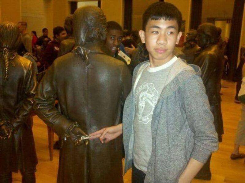 Orang Berpose dengan Patung Bikin Ngakak (twitter.com/peoplesonstatue)