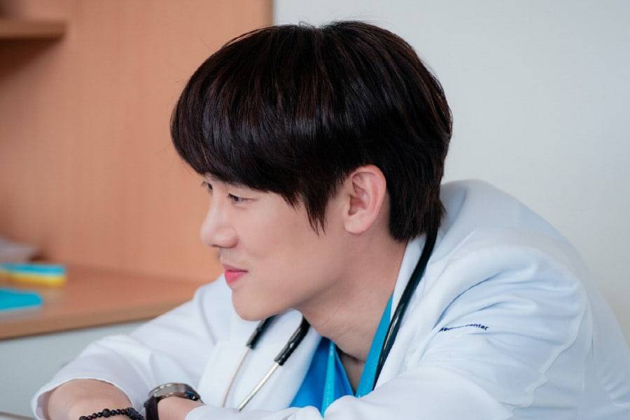Yoo Yeon Seok dalam Hospital Playlist 2 (dok. tvN)
