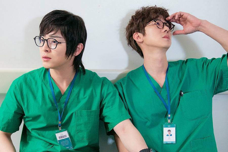 Jo Jung Suk dan Yoo Yeon Seok di Hospital Playlist 2. (instagram.com/hospitalplaylist_official)