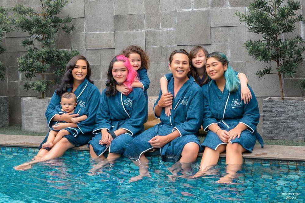 potret Andhika Pratama dan keluarga di kolam renang (instagram.com/andhiiikapratama)