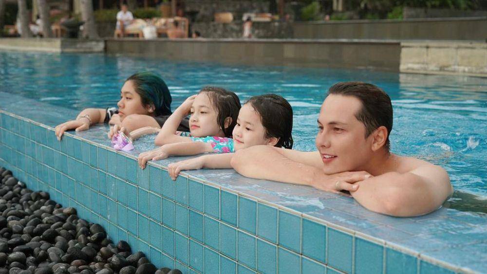 potret Andhika Pratama dan keluarga di kolam renang (instagram.com/andhiiikapratama)