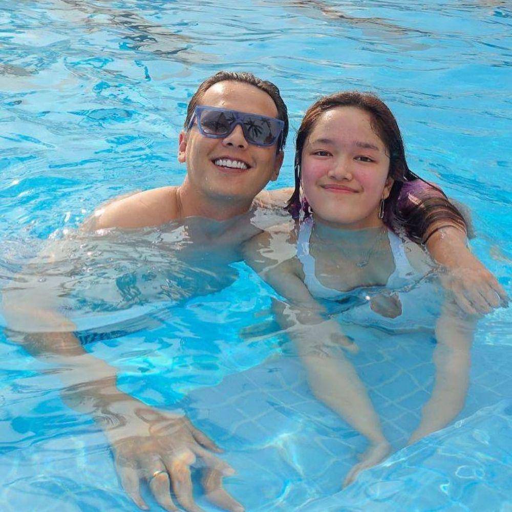 potret Andhika Pratama dan anak di kolam renang (instagram.com/andhiiikapratama)