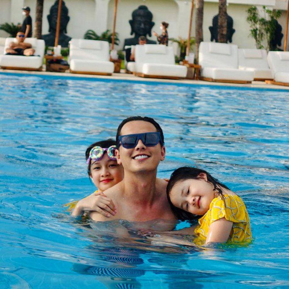 potret Andhika Pratama dan anak di kolam renang (instagram.com/andhiiikapratama)