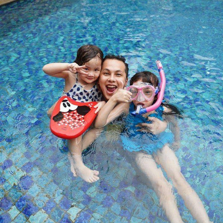 potret Andhika Pratama dan anak di kolam renang (instagram.com/andhiiikapratama)