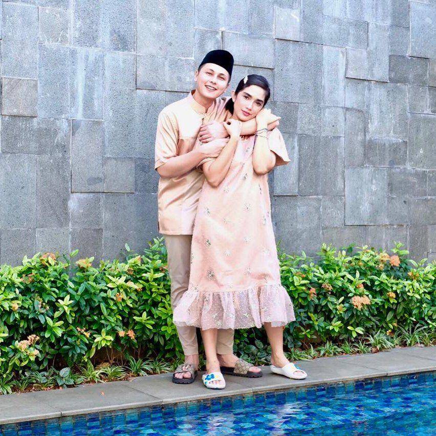 potret Andhika Pratama dan istri di tepi kolam renang (instagram.com/andhiiikapratama)
