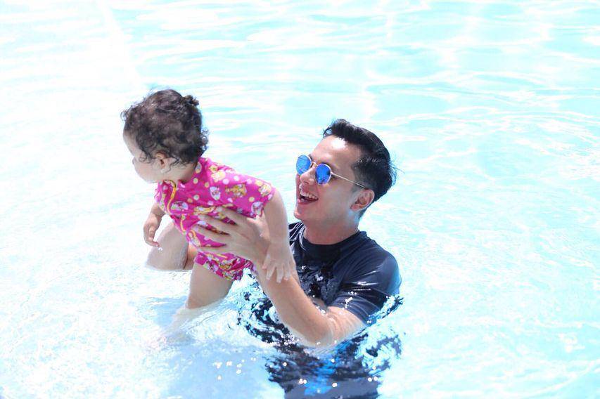 potret Andhika Pratama dan anak di kolam renang (instagram.com/andhiiikapratama)
