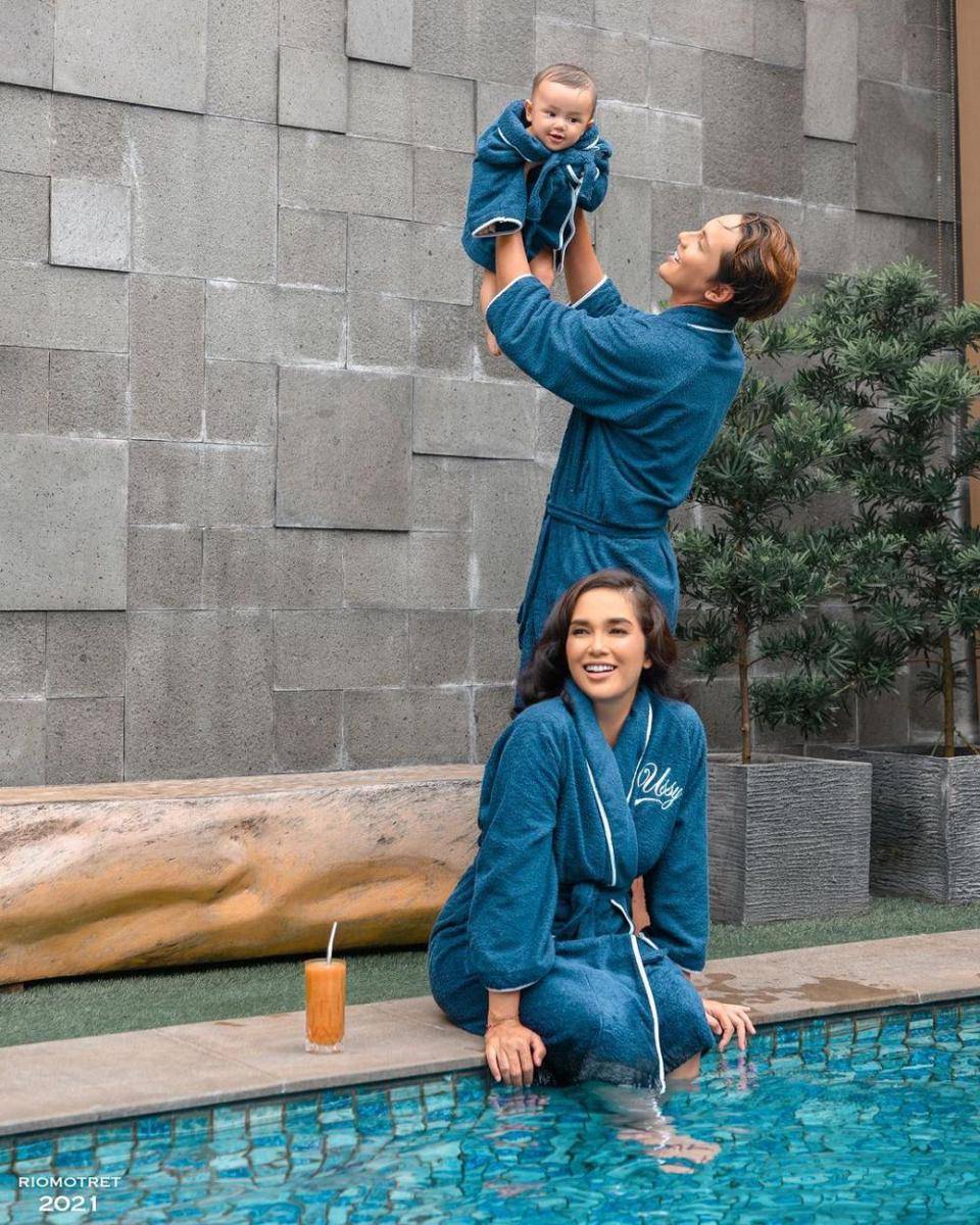 potret Andhika Pratama dan keluarga di kolam renang (instagram.com/andhiiikapratama)
