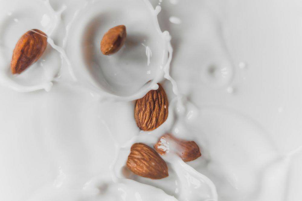 ilustrasi susu almon (unsplash.com/Austin Wilcox)