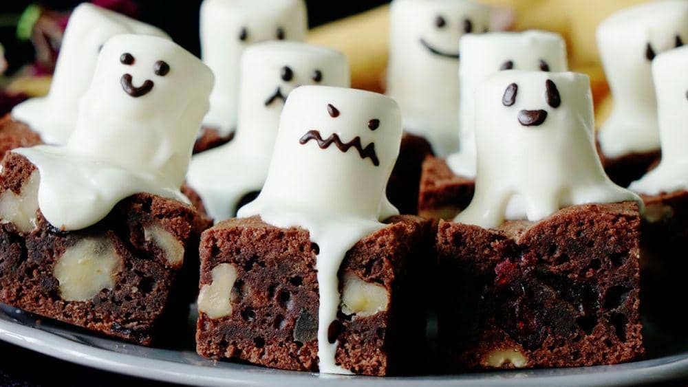 ilustrasi ghost marshmallow brownie (tastemade.co)