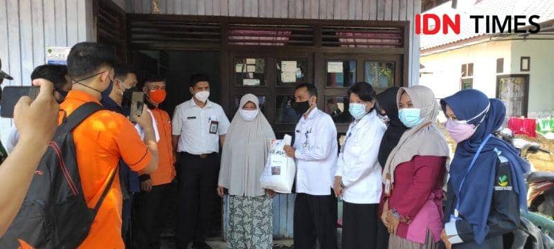 Penyerahan bansos oleh Kepala Dinsos, Bagenda Ali kepada warga, tapi sangat disayangkan melanggar Prokes  (IDN Times/Ervan)