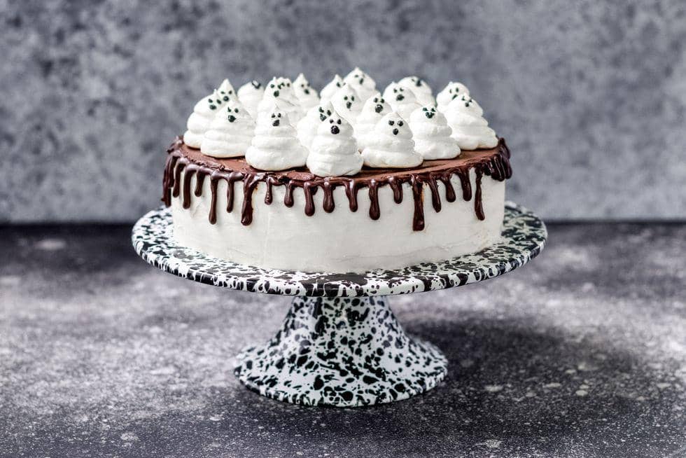 ilustrasi ghost meringue (delish.com/Amanda Gryphon)