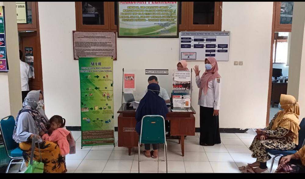 Belasan warga Plumpang, Tuban mendatangi kantor Dinsos untuk mempertanyakan bantuan 7 bulan yang belum ia terima IDN Times/Imron