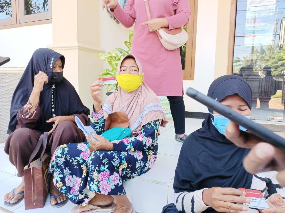 Belasan warga Plumpang, Tuban mendatangi kantor Dinsos untuk mempertanyakan bantuan 7 bulan yang belum ia terima IDN Times/Imron