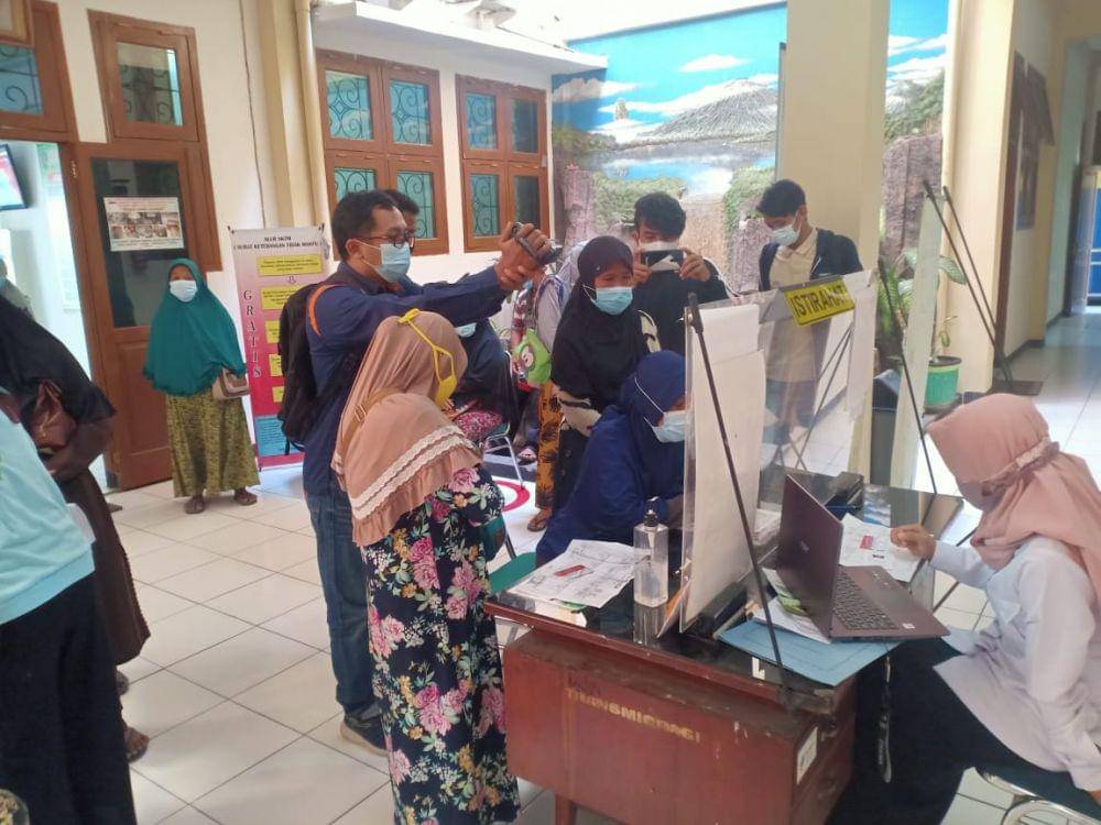 Belasan warga Plumpang, Tuban mendatangi kantor Dinsos untuk mempertanyakan bantuan 7 bulan yang belum ia terima IDN Times/Imron