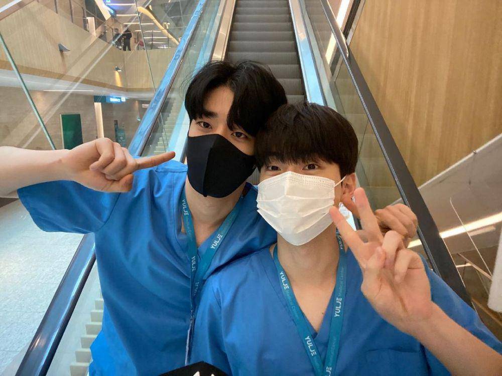 Lee Chan Hyeong dan Kim Kang Min di Hospital Playlist 2. (instagram.com/hospitalplaylist_official)
