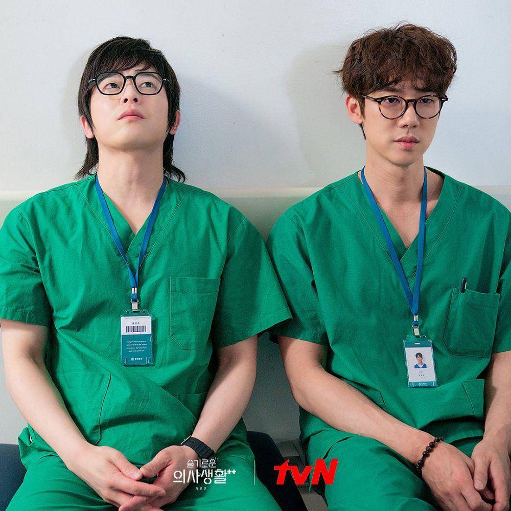 Jo Jung Suk dan Yoo Yeon Seok di Hospital Playlist 2. (instagram.com/hospitalplaylist_official)
